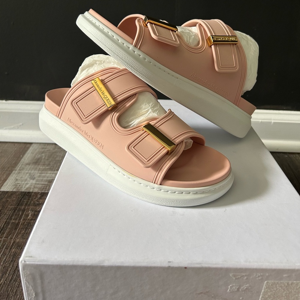 NIB Women McQueen Hybrid Slide Sandal US Size 9